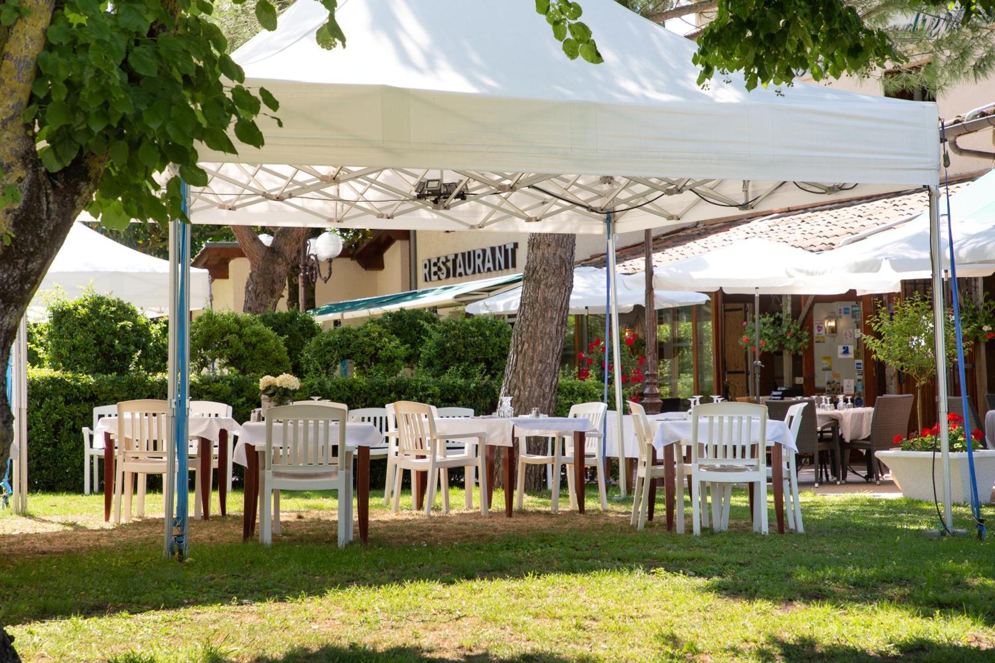 Logis Hotel Et Restaurant La Bombardiere Cuq-Toulza Exterior foto